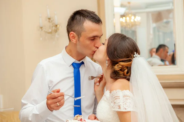 Noiva Noivo Comer Bolo Casamento — Fotografia de Stock