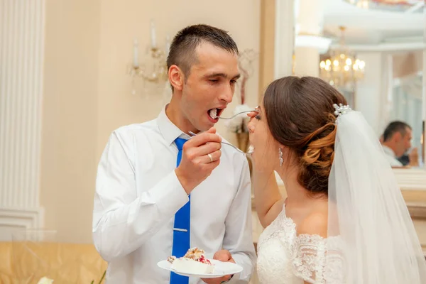 Braut Und Bräutigam Essen Hochzeitstorte — Stockfoto