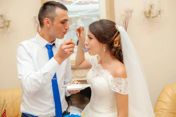 Braut Und Bräutigam Essen Hochzeitstorte — Stockfoto