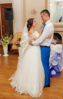 Gelin ve damat vals yapıyor.