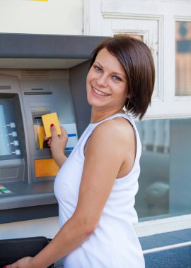 ATM 'de kredi kartından para çeken bir kadın.