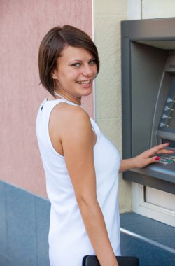 ATM 'de kredi kartından para çeken bir kadın.