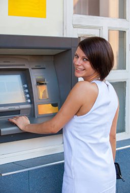 ATM 'de kredi kartından para çeken bir kadın.