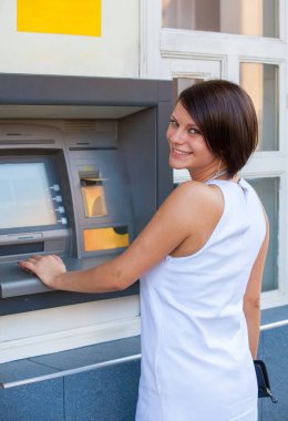 ATM 'de kredi kartından para çeken bir kadın.