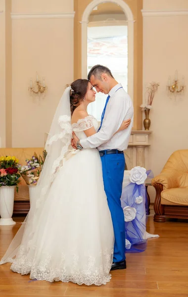 Bride Groom Dancing Waltz — Stock Photo, Image