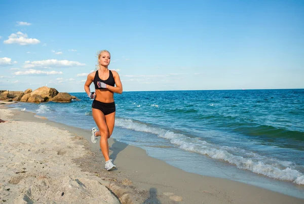 跑步的女人在海滩户外运动中跑步的女运动员 — 图库照片