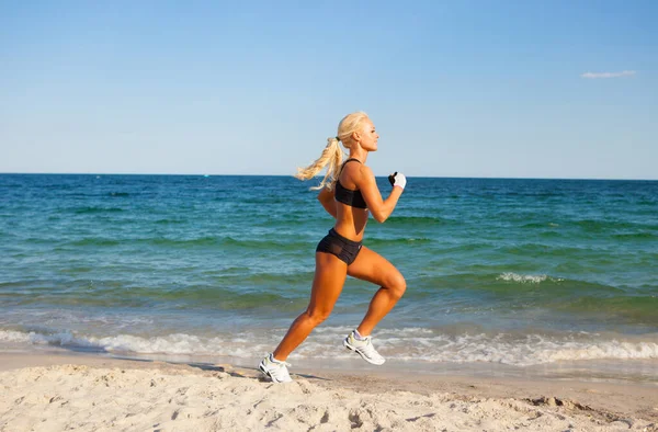 Mujer Corriendo Corredor Femenino Corriendo Durante Entrenamiento Aire Libre Playa —  Fotos de Stock