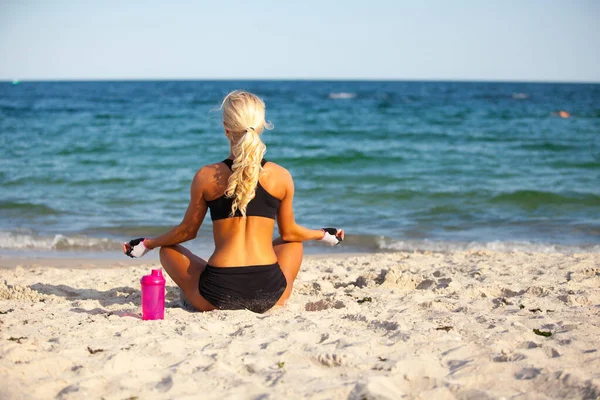 Güzel Genç Bir Kadın Yoga Pozunda Kumsalda Oturuyor — Stok fotoğraf