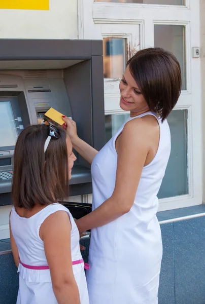 Glückliche Mutter Mit Ihrer Tochter Die Geldautomaten Geld Von Der — Stockfoto