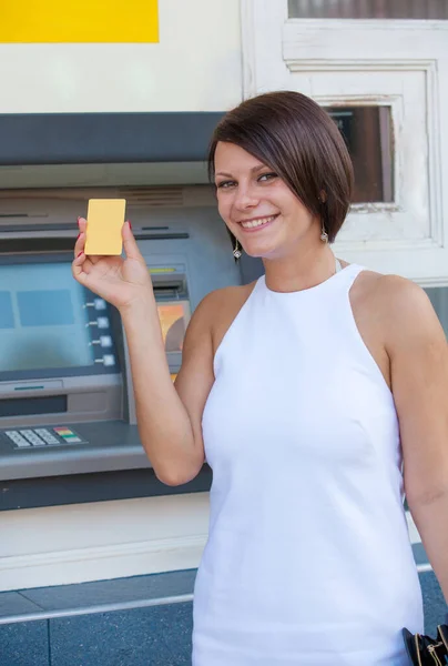 Frau Hebt Geldautomaten Geld Von Kreditkarte — Stockfoto