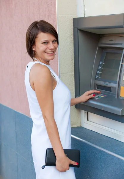 Frau Hebt Geldautomaten Geld Von Kreditkarte — Stockfoto