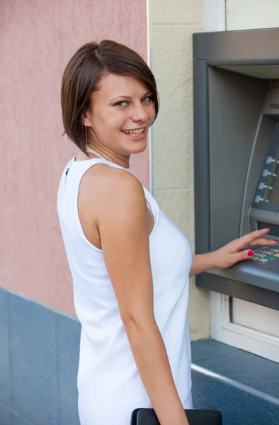 Frau Hebt Geldautomaten Geld Von Kreditkarte — Stockfoto