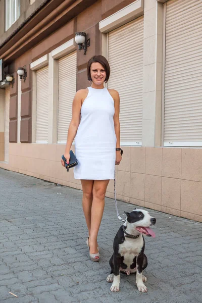 Vrouw Met Een Hond Loopt Door Straat — Stockfoto