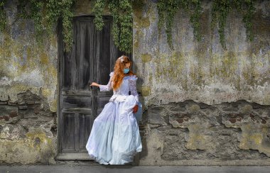 Salgın sırasında beyaz elbiseli üzgün genç gelin