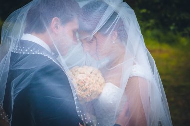 Gelin ve damadın düğün fotoğrafı.