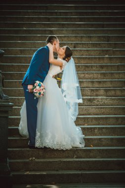 Gelin ve damadın düğün fotoğrafı.