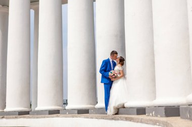 Gelin ve damadın düğün fotoğrafı.
