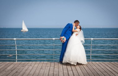 Gelin ve damadın düğün fotoğrafı.