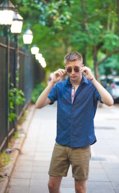 Sokaktaki genç bir adamın portresi.