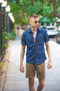 Sokaktaki genç bir adamın portresi.