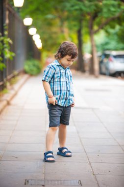 Küçük Latin çocuk dışarıda poz veriyor.