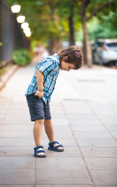 Küçük Latin çocuk dışarıda poz veriyor.