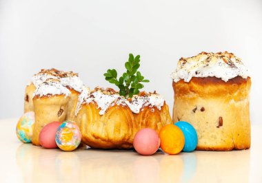 Beyaz arka planda Paskalya yumurtaları olan neşeli bir Paskalya.