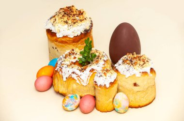 Beyaz arka planda Paskalya yumurtaları olan neşeli bir Paskalya.