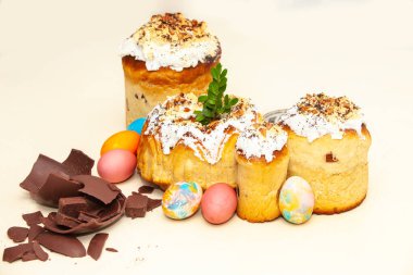 Beyaz arka planda Paskalya yumurtaları olan neşeli bir Paskalya.