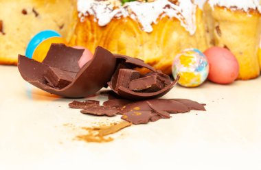 Beyaz arka planda kırık çikolata paskalya yumurtası