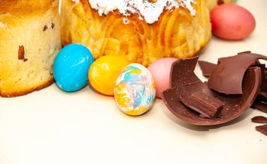 Beyaz arka planda Paskalya yumurtaları olan neşeli bir Paskalya.