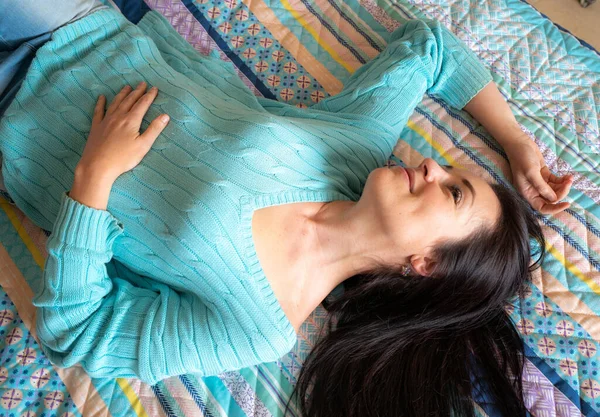 Yatakta Genç Bir Kadının Portresi — Stok fotoğraf