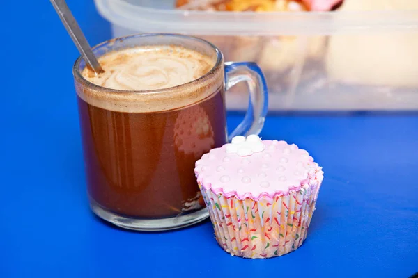 甘いペストリー付きのコーヒーマグカップ — ストック写真