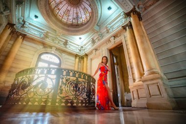 Genç bir kadın eski bir sarayın içinde