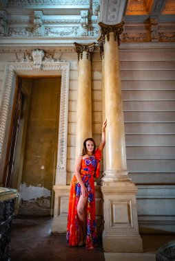 Genç bir kadın eski bir sarayın içinde