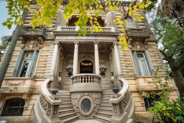 Eski kalede balkonlu merdiven.