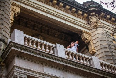 Genç bayan eski sarayın balkonunda.