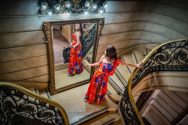 一位年轻女子在一座古老宫殿的内部 — 图库照片