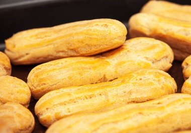 Kremalı keki fırına koy.