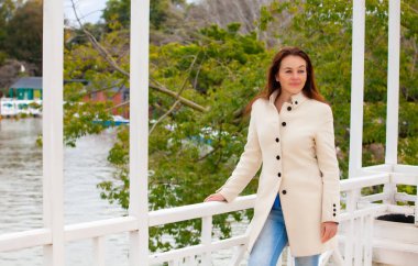 Parktaki köprüde genç bir kadın