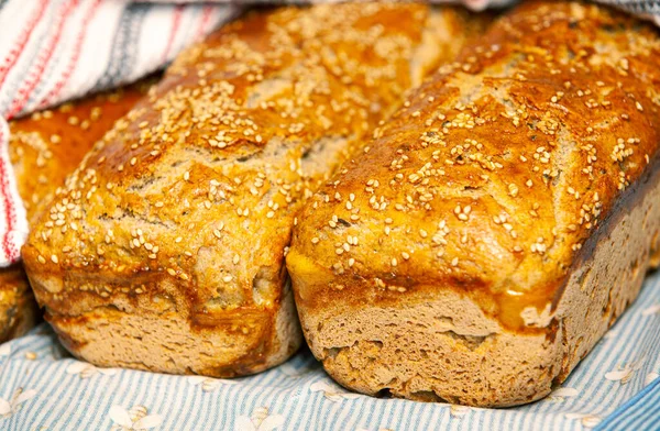 Roggenbrot Auf Einem Handtuch Aus Nächster Nähe — Stockfoto