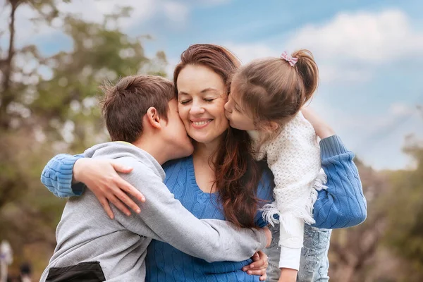 Familia Feliz Sobre Fondo Naturaleza — Foto de Stock