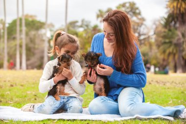 Mutlu ailenin kollarında Yorkshire Terrier köpeği