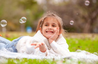 Sabun köpüklü mutlu kız.