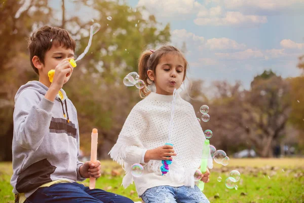 Crianças Felizes Com Bolhas Sabão — Fotografia de Stock