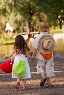 Küçük kız ve erkek parkta Balonlu
