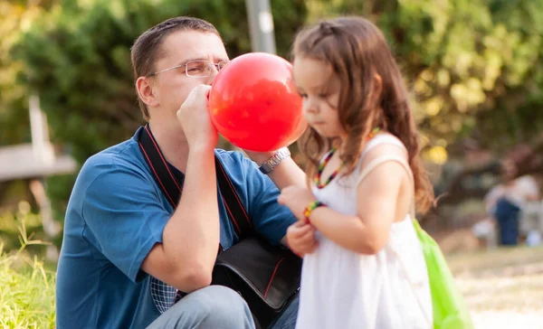 Vader Dochter Een Ballon Het Park — Stockfoto