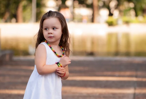 Parkta Beyaz Elbiseli Mutlu Küçük Kız — Stok fotoğraf