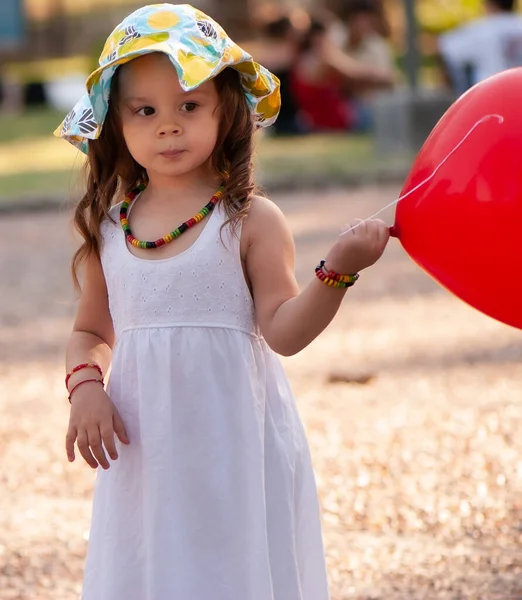 Pequena Menina Feliz Vestido Branco Com Uma Bola Parque — Fotografia de Stock