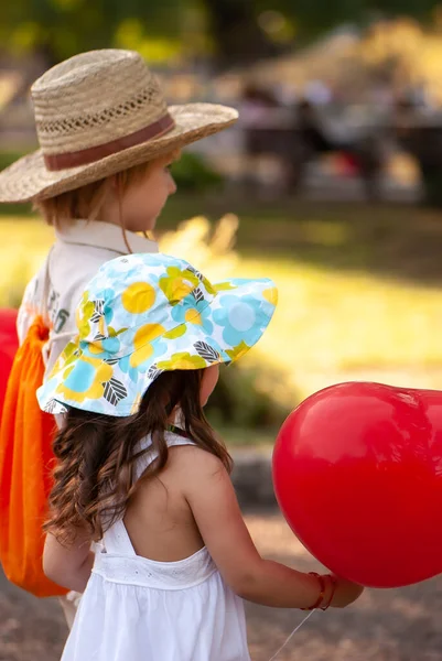 Menina Menino Com Balões Parque — Fotografia de Stock